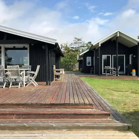 בית נופש Charming Coastal Retreat With Sea View Højby