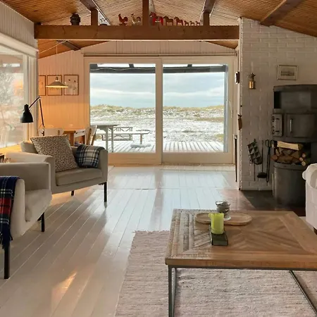 Charming Coastal Retreat With Sea View Сasa de vacaciones Højby