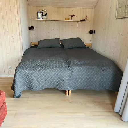 Charming Coastal Retreat With Sea View Semesterbostad
