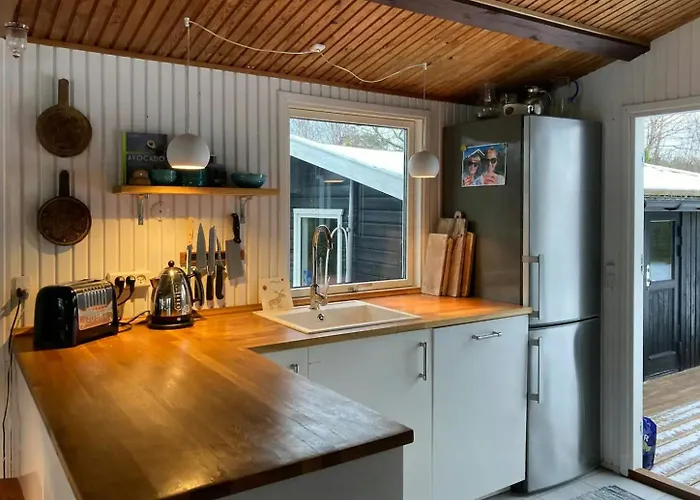 Charming Coastal Retreat With Sea View Semesterbostad *