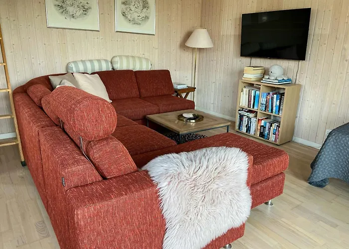 Charming Coastal Retreat With Sea View Nyaraló