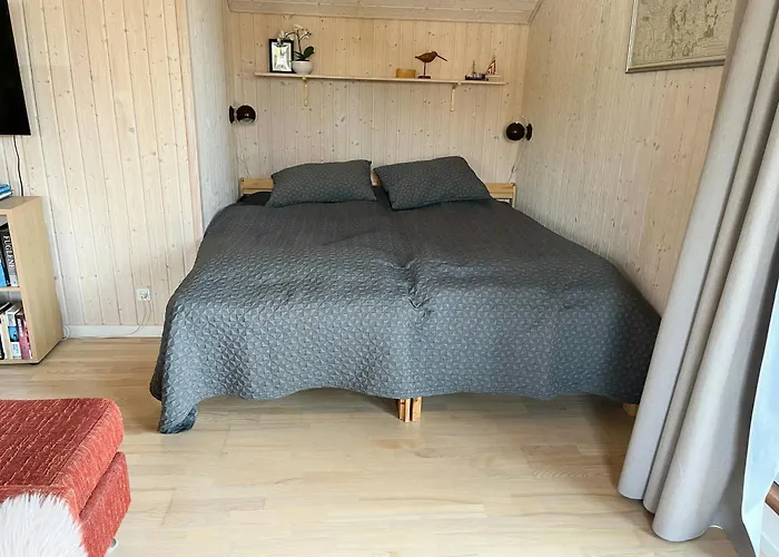 Charming Coastal Retreat With Sea View Semesterbostad