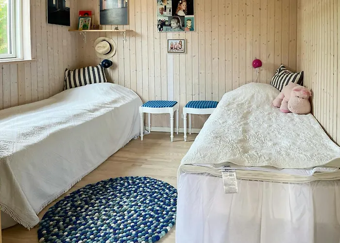 Charming Coastal Retreat With Sea View Nyaraló