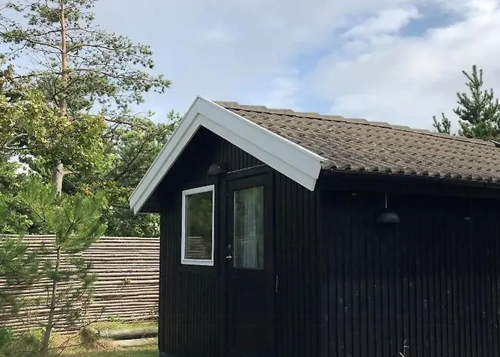 Semesterbostad Charming Coastal Retreat With Sea View Højby