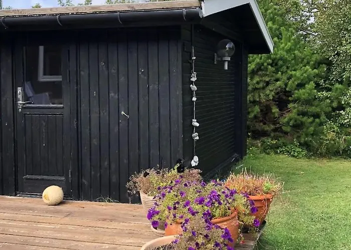 Charming Coastal Retreat With Sea View Semesterbostad *